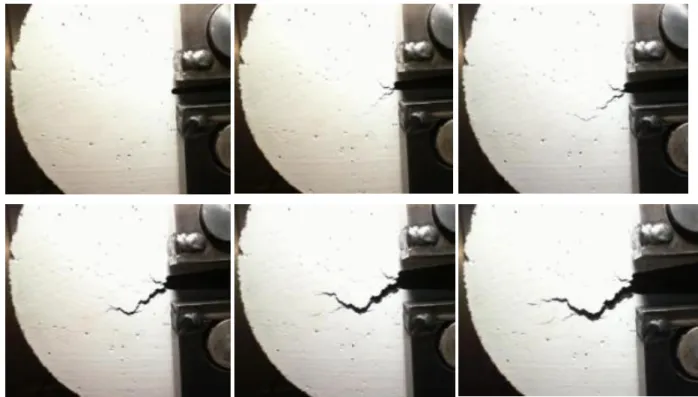 Figura 4.3 – Fotografias do início e propagação da fratura no provete AC14-3 durante o  ensaio de tração em disco 