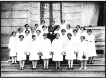 Foto 1 - Corpo docente da Escola de Aplicação anexa à Normal Primária de Ponta Grossa (1924) - Escadarias do prédio localizado na Praça Barão do Rio Branco.