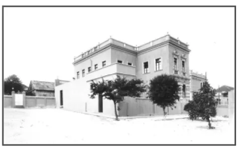 Foto 4 - Perspectiva do fundo prédio da Escola Normal de Ponta Grossa, incluindo o pátio (1939).