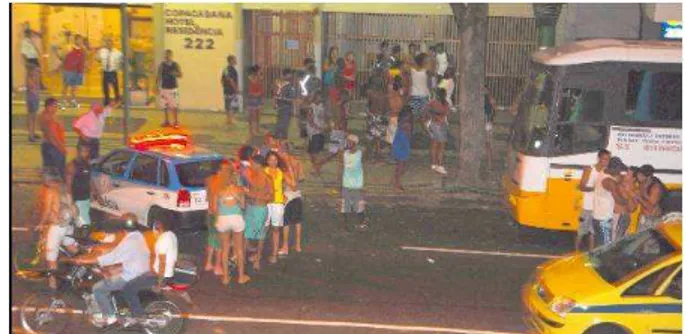 Foto 5 - Policiais são chamados para tentar conter a confusão; grupo discute com rapaz (ao lado do ônibus)   (Foto: Marcelo Salgado/VC no G1) 