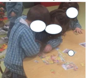 Ilustração 7: Crianças a construir um puzzle. 