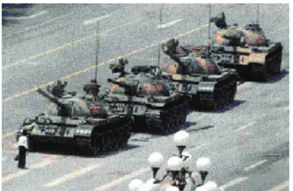Figura 4: Em 5 de junho de 1989, durante o massacre da   Paz Celestial, em Pequim, com um casaco em uma mão   e um embrulho de papel na outra, um chinês anônimo se  coloca diante dos blindados
