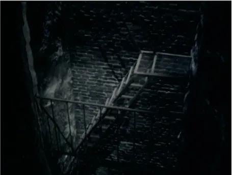 Figura 3: Passagem por um lance de escadas representa a descida de Wotan e Loge ao Nibelheim   Fonte: Das Rheingold, Bayreuth 1980 – DVD