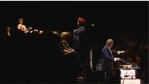 Figura 5: O diálogo das nornas é realizado em meio ao público da Ópera Real Dinamarquesa  Fonte: Götterdämmerung, Kopenhagen 2006 – DVD