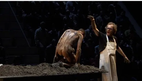 Figura 2: Em 2008, Beckmesser (Michael Volle) faz surgir um homem a partir da terra   Fonte: Die Meistersinger von Nürnberg, Bayreuth 2008 – DVD