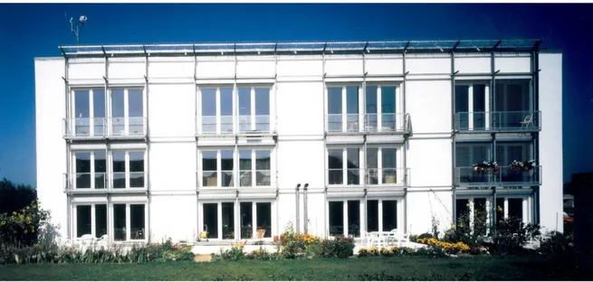 Figura 18 – Vista do alçado Sul, no Verão de 1992, do primeiro edifício  Passive House,  em Darmstadt (Fonte: 