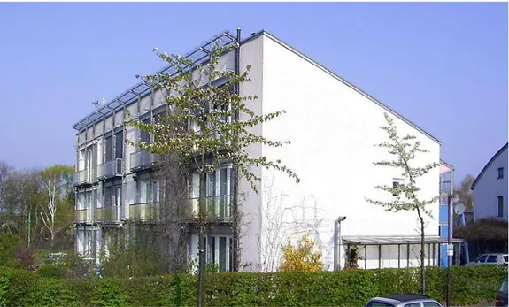 Figura 19 – Vista geral, na Primavera de 2006, do primeiro edifício  Passive House,  em Darmstadt (Fonte: 