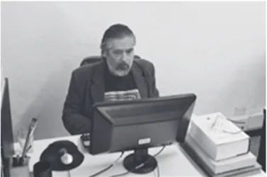Figura 1. Roberto Pinzón Galindo, en su oficina en el Instituto Caro y Cuervo.
