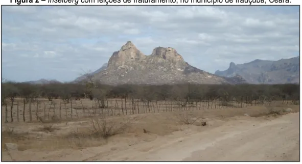 Figura 2 – Inselberg com feições de fraturamento, no município de Irauçuba, Ceará. 