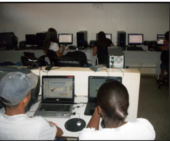 Figura 02: Alunos realizando atividades no Laboratório de Informática. 