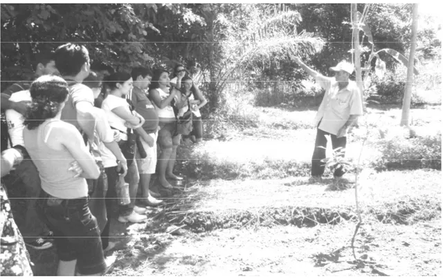 Figura 3: Sr. José Artur, com estudantes na Agrofloresta. Foto Hercília Feitosa 2009 