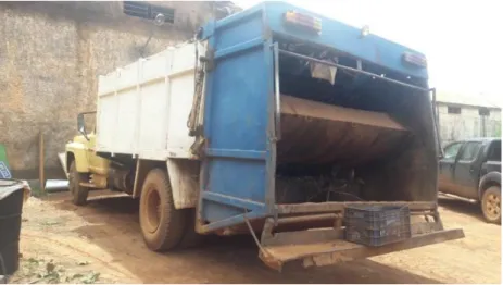 Figura 01: Imagem lateral do caminhão prensa adaptado para a coleta de lixo no municí- municí-pio de Pedro Gomes