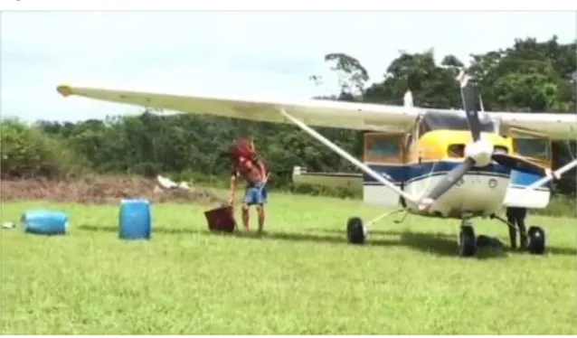 Figura 13: Avião aterrissa em terras Yanomami.  