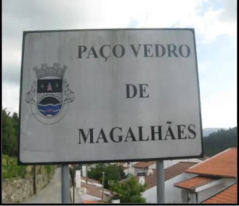 Fig.  16  –  Placa  toponimica  da  freguesia  de  Paço  Vedro Magalhães, Ponte da Barca, berço da família  Magalhães
