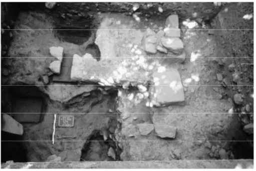 Figura  10  –  Vista  geral  da  sondagem  G3  da  escavação  da  R.  Gualdim  Pais,  sendo  visíveis  em  primeiro  plano  a  canalização C2, a UE0032 e a UE0033 (MADDS)