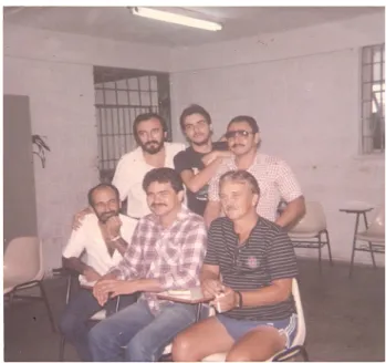 Figura 2 - Fotografia do acervo pessoal da família de Antonio Prestes de Paula. Após a captura de Prestes  (sentado à direita, com cigarro na mão), em junho de 1986 no estado de Goiás, o grupo esteve novamente 