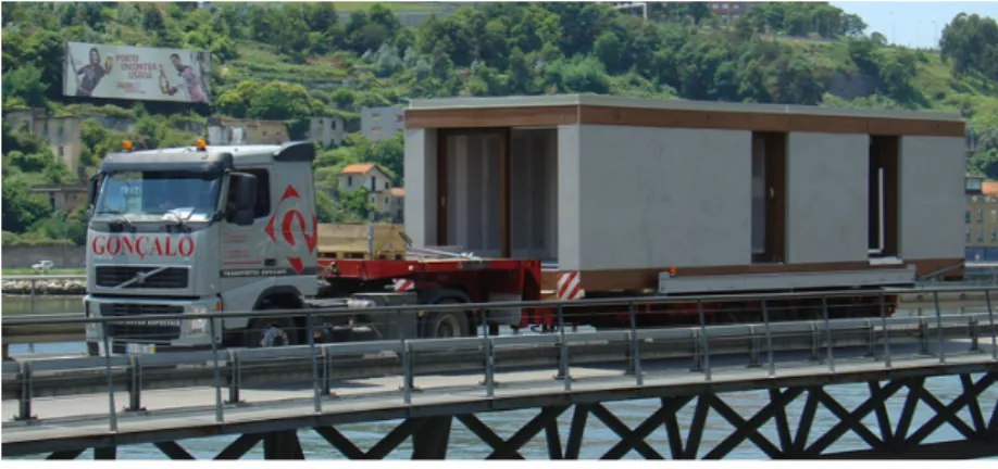 Figura 1.8 - Transporte de uma casa pré-fabricada com as dimensões de um contentor (fonte: www.modular- www.modular-system.com) 