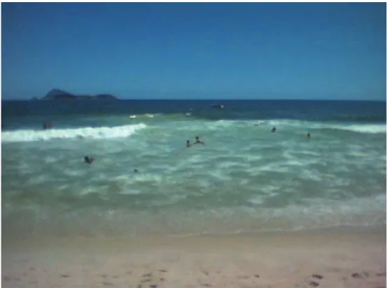 FIGURA 4: Banhistas em corrente de retorno na praia de Ipanema, Rio de Janeiro. Foto: Eduardo Bulhões.