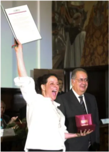 Ilustração 3 - Beatriz Quintella  festeja o Prémio “Medalha de  Direitos Humanos da  Assembleia da Republica