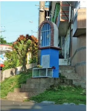 Figura  3.  Altar  em  homenagem  aos  jovens  assassinados  em uma chacina  no bairro La MIlagrosa, Medellín