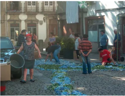 Figura nº 7- Moradores da Rua Egas Moniz preparando a passagem da Procissão   de Corpo de Deus, à entrada da rua