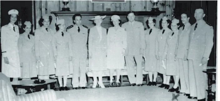 Figura 2 - Clara Louise Kieninger com as enfermeiras e médicos do 1º Grupo de Caça da FAB, 1944 No espaço fotográico, da esquerda para a 