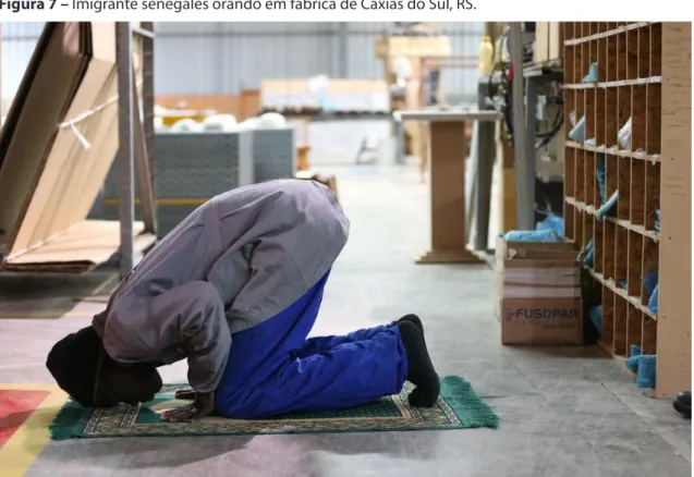 Figura 7 – Imigrante senegalês orando em fábrica de Caxias do Sul, RS.