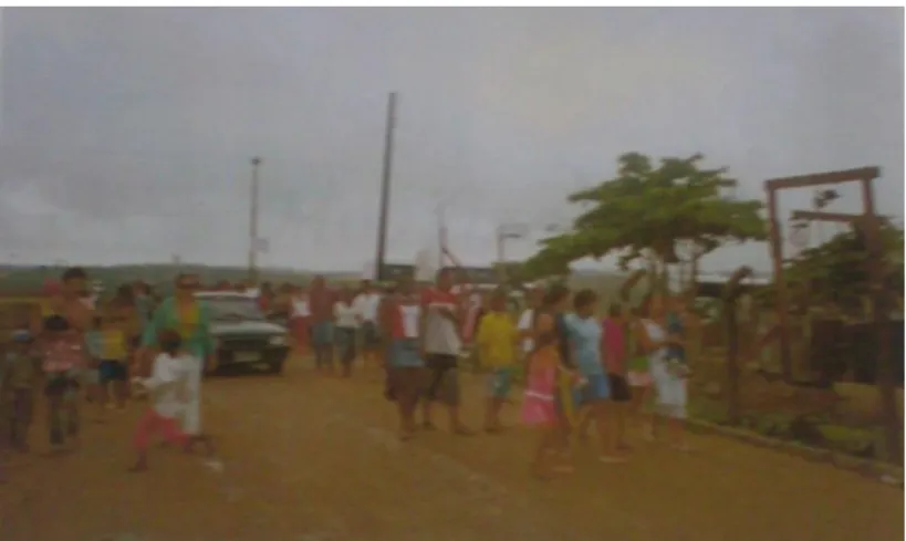 Figura  12.  Fotografia  representando  a  visita  dos  representantes  do  governo  do  estado  e  dos  moradores  da  Favela  da  Cachoeira  ao  terreno  escolhido  para  a  construção  do  loteamento  Glória