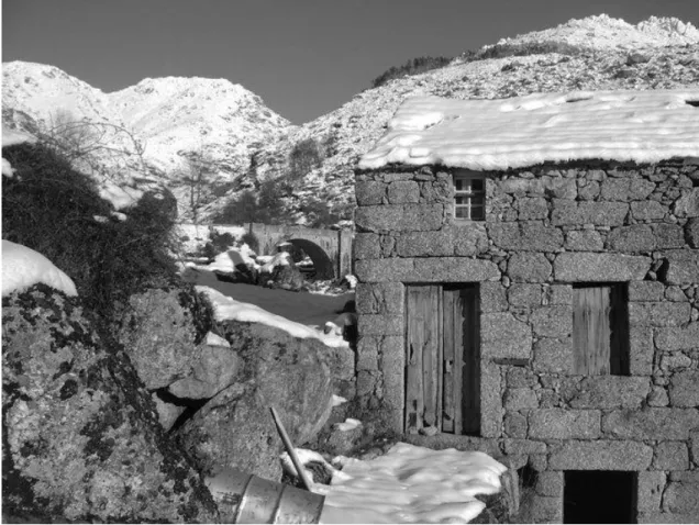 Figura 11 – Habitação na Serra da Estrela (Fonte: Museu Virtual de Manteigas; Autor: Desconhecido, s.d.) 