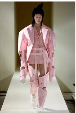 Figura  7  -  Comme  des  Garçons,  Fall  2016,  Read-to  wear.  Fonte:  https://www.vogue.com/fashion- https://www.vogue.com/fashion-shows/fall-2016-ready-to-wear/comme-des-garcons/slideshow/collection#6 – Acesso 14/05/2018