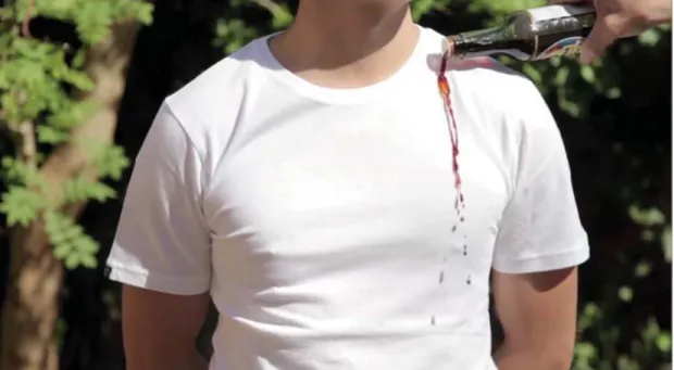 Figura 14: Demonstração do efeito auto-limpante em camiseta com acabamento auto-limpante