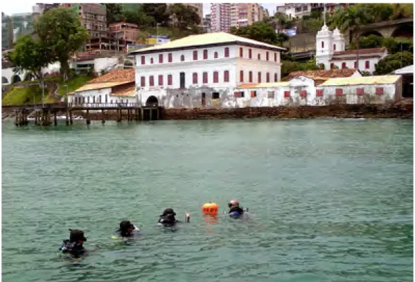 FIG. 4  Pesquisas arqueológicas  realizadas defronte ao Solar   do Unhão (ao fundo).