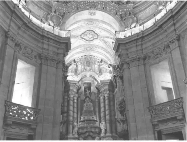 Fig. 2 - Capela-mor da Igreja dos Clérigos com destaque para os dois órgáos de tubos simétricos.