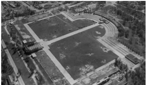 Figura 6 – Foto aérea de Luitpoldarena, 25 abril 1945. À esq. Ehrenhalle.  