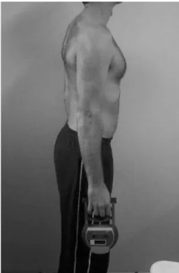 Figura 1 - Protocolo de medida de preensão manual,  como  avaliado  em  pé,  estando  o  braço  estendido ao longo do corpo