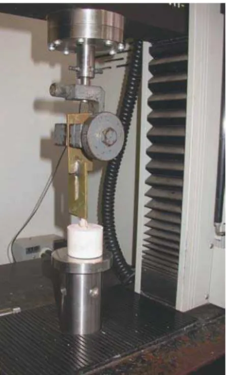 FIGURA 2 - Corpo-de-prova posicionado em máquina Instron para teste de  cisalhamento com velocidade de 0,5mm/min, utilizando-se ponta em cinzel.