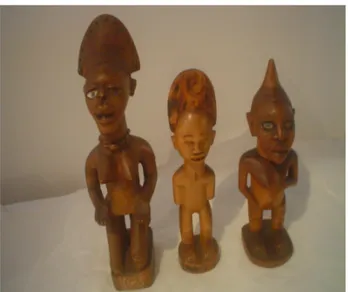 Fig. 5 - Estatuetas nkisi da colecção Henrique de Carvalho. A estatueta da