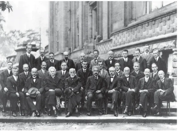 Figura 1. A Conferência de Solvay de 1927 faz parte de uma série de conferências iniciadas pelo industrial Belga Ernest Solvay (1838-1922) que criou em Bruxelas um fórum para discutir problemas científicos.