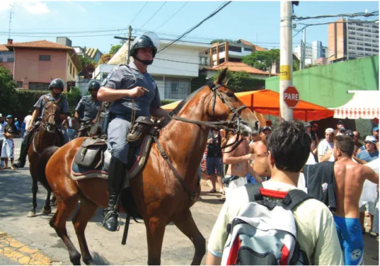 Figura 2. Cavalaria da PM paulista dispersa torcedores sem aviso nas imediações do  Estádio do Morumbi, antes do jogo Corinthians x Palmeiras