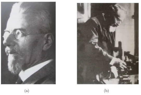 Figura 1.1: (a) Qu´ımico e Botˆ anico Austr´ıaco Friedrich Reinitzer. (b) Cristal´ ografo e f´ısico alem˜ao Otto Lehmann com seu microsc´ opio de luz polarizada.