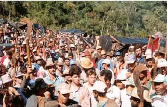 Figura 1 – Ocupação da fazenda Giacomed- Marondin em Rio Bonito do Iguaçu - PR    Fonte: Disponível em: &lt;http://www.mst.org,&gt;, acesso em: 05/11/2006 