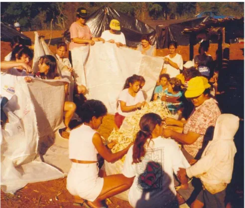 Figura 4 – Mulheres no acampamento confeccionando cobertores com palha    Fonte: Arquivo da escola Estadual Iraci Salete Strozak 