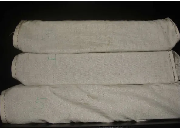 FOTO 8 – Invólucro confeccionado em tecido de algodão que envolve o acondicionamento  dos desenhos