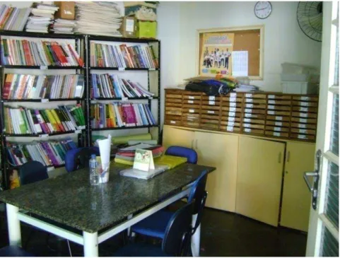 Foto 2:  Vista de um canto da Biblioteca do Centro Educacional Mello Arice. SP  Fonte: foto da pesquisadora
