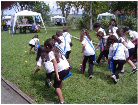 Figura 10  - Crianças em busca das formigas com as essências diferenciadas na            estação da Comunicação dos insetos