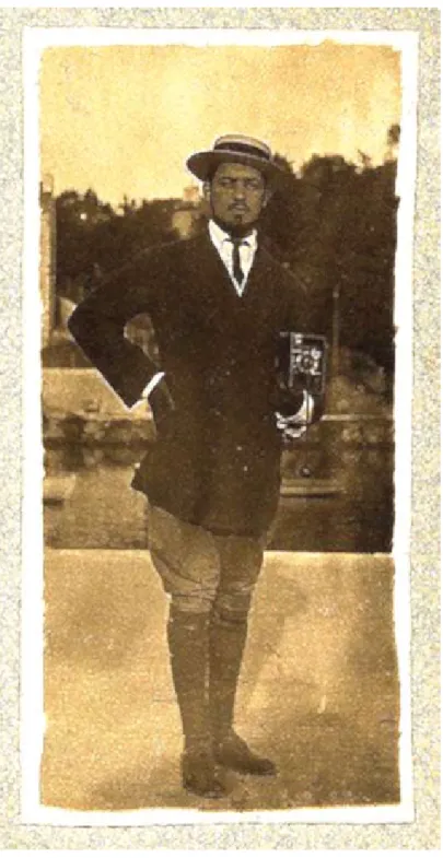 Fig.  1.  Amadeo em Pont-l’Abbé (Bretanha), segurando uma máquina fotográfica, 1912.