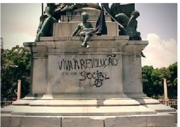 Figura 1 - Pichação no monumento em homenagem a proclamação da República, localizado na Praça da República
