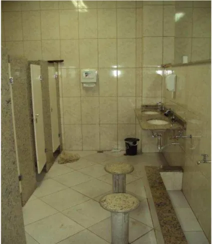 Figura 12: Banheiro masculino da Mesquita  Fonte: (Mauro Júnior, 2011, p. 87)