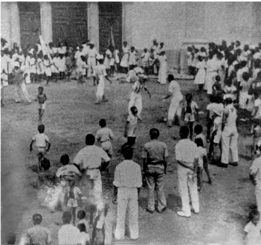 Figura 38 - Os brincantes do Marabaixo em frente da igreja de São José praticando a luta da carioca, em  1948