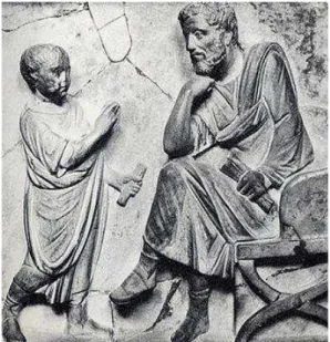 Figura 2: Detalhe de um sarcófago da primeira  metade do século II (Paris, Louvre). Um menino  declama um dever de Retórica diante de seu pai  (não  do  mestre)
